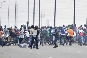 Manifestants pro-Ouattara réprimés par les forces du camp Gbagbo, dans le quartier d’Abobo. © AFP / Sia Kambou