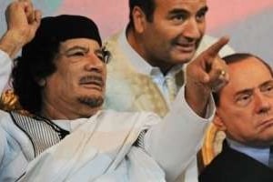 Mouammar Kaddafi et Silvio Berlusconi (à dr.), le 30 août 2010 à Rome. © D.R.
