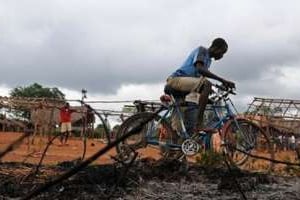 Un homme fait du vélo le 19 février 2009 à Bangadi, dans le nord-est de la RDC. © AFP
