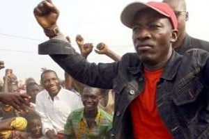 Leader de la jeunesse pro Gbagbo, Blé Goudé montre ses muscles. © AFP