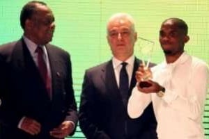 Samuel Eto’o reçoit le prix du meilleur footballeur africain de 2010, le 20 décembre au Caire. © AFP