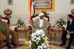 Omar el-Béchir rencontre Hosni Moubarak et le Mouammar Kadhafi, le 21 décembre 2010 à Khartoum. © AFP