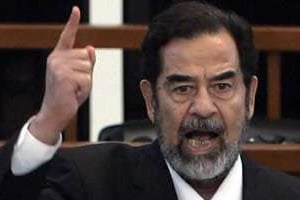 Saddam Hussein lors de son procès, en novembre 2006 à Bagdad. © AP