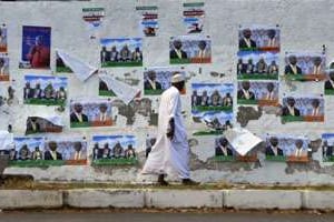 Un Comorien devant des affiches électorales, le 26 décembre 2010 à Moroni. © AFP