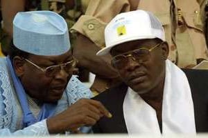 Lol Mahamat Choua (à g.), de l’opposition tchadienne (RDP), ici avec Idriss Déby Itno. © AFP