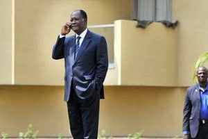 Alassane Ouattara dans les jardins du Golf Hôtel, le 8 décembre. © AFP