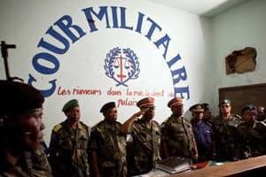 La cour militaire de Kinshasa chargée de juger les huit policiers, le 12 novembre 2010. © AFP