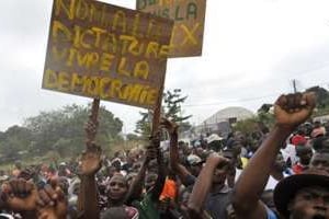 Manifestation devant le siège de l’Onuci le 2 décembre 2010 à Abidjan. © AFP