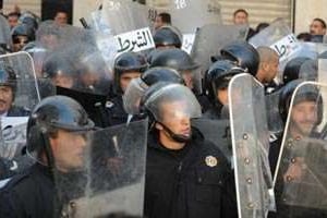 Des forces de l’ordre tunisiennes le 27 décembre 2010 à Tunis. © AFP