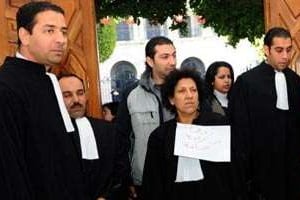 Des avocats, dont Radhia Nasraou, militante des droits de l’homme, le 6 janvier à Tunis. © AFP