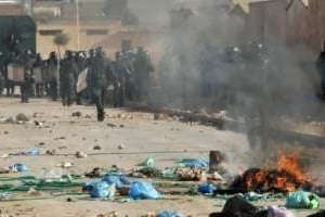 Scène de violences à Oran, le 6 janvier 2011. © AFP