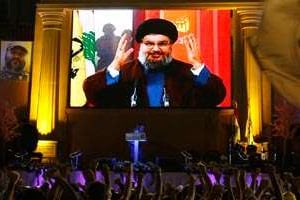 Nasrallah s’adressant à ses partisans par vidéoconférence, en août 2009. © Khalil Hassan/Reuters