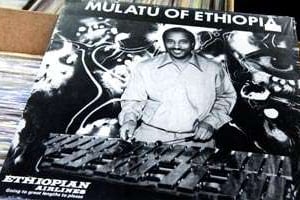 Un disque de l’Éthiopien Mulatu Astatke, dans la boutique parisienne de Superfly Records. © Vincent Fournier/J.A.