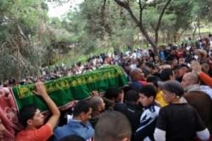 Le cercueil d’Abdelfatah Akresh, un jeune homme de 23 ans mort à Bou-Ismael, le 9 janvier 2011. © AFP
