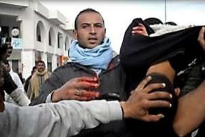 Un manifestant tunisien blessé dans des violences est évacué, le 9 janvier à Regueb. © AFP
