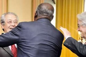 Jacques Vergès et Roland Dumas donnent l’accolade à Laurent Gbagbo, le 30 décembre. © AFP