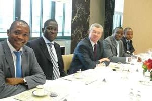 Henri de Raincourt à table avec les Africains de l’ENA, le 13 janvier 2011. © D.R.