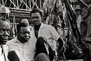 Lumumba (au centre de la photo) est arrêté le 2 décembre 1960 sur ordre de Joseph-Désiré Mobutu © Rue des archives/SPPS