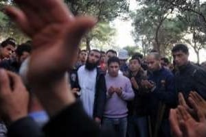 Prière sur la tombe d’un jeune tué à Bou-Ismaël, le 9 janvier 2011. © AFP