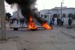 Scène de révolte dans les rues de Sidi Bouzid. Un homme s’est immolé le 17 décembre. © Facebook