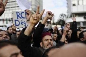 Les manifestations contre les ministres proches de l’ancien régime continuent en Tunisie. © AFP