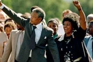 Nelson Mandela et sa femme Winnie, lors de sa libération le 11 février 1990. © AFP
