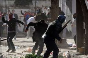 Des manifestants lancent des pierres sur la police anti-émeutes, le 7 janvier à Alger. © AFP