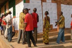Des personnes consultent les listes électorales, le 21 janvier 2011 à Bangui. © AFP