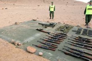 Une partie des armes découvertes près d’Amgala. © STR New/Reuters
