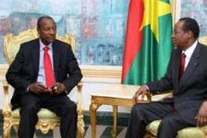 Le président guinée Alpha Condé (g.) en entretien avec son homologue burkinabè Blaise Compaoré. © AFP