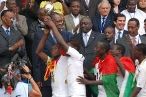Les Étalons célèbrent leur victoire devant le président rwandais Paul Kagamé (à gauche). © Fifa.com