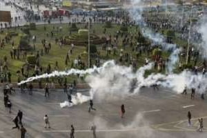 Policiers usant de gaz lacrymogènes au Caire, le 25 janvier. © AFP