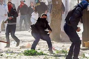 Affrontements entre jeunes et forces de l’ordre, le 7 janvier à Alger. © AFP