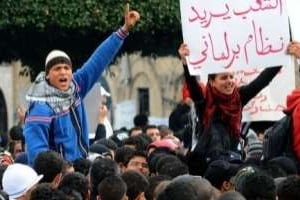 Des étudiants tunisiens manifestent devant le siège du gouvernement à Tunis, le 27 janvier 2011. © AFP