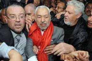 Le leader islamique tunisien Rached Ghannouchi à son arrivée à l’aéroport. © AFP
