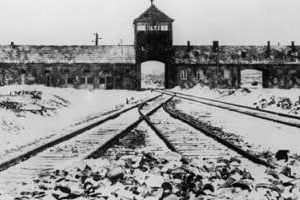 L’entrée du camp d’Auschwitz II-Birkenau. © AFP