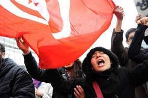 Les jeunes Tunisiens encouragent la révolte des Égyptiens… © AFP