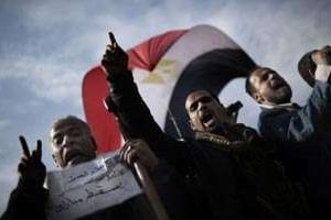 Des manifestants égyptiens rassemblés sur la place Tahrir du Caire crient des slogans, le 1er fév © AFP