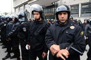 Des policiers, devant le ministère de l’Intérieur, avenue Bourguiba, le 14 janvier 2011 à Tunis. © AFP