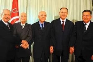 Le Premier ministre Mohamed Ghannouchi, avec quatre de ses ministres. © AFP