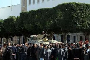 Des Tunisiens réunis devant le palais gouvernemental à Tunis, le 5 février 2011. © AFP
