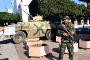 Un soldat tunisien posté près du palais gouvernemental à Tunis, le 5 février 2011. © AFP