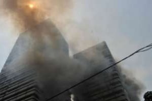 Mardi 8 février, près de la tour de la cité financière en flammes. © AFP