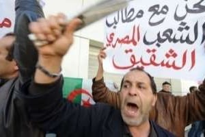 Des membres de la CNDC manifestent devant l’ambassade d’Egypte à Alger le 9 février 2011. © AFP