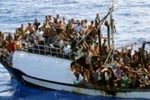 Embarcation de migrants à l’approche de Lampedusa en septembre 2008. © AFP / Marine nationale française