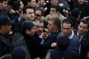 Le président du RCD, Saïd Sadi, entouré de policiers, le 12 février 2011 à Alger. © AFP