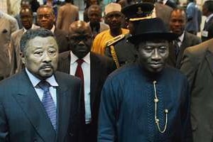 Jean Ping et Goodluck Jonathan, le 28 janvier. © AFP
