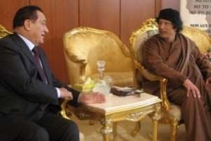 Mouammar Kaddafi (d) en Libye, le 23 janvier 2007, avec l’ex-président égyptien Hosni Moubarak. © AFP