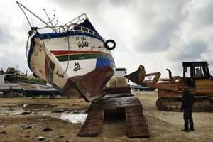 Un bateau utilisé par des immigrants tunisiens échoué le 14 février à Lampedusa. © AFP