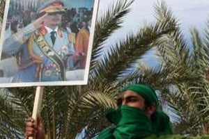 Des manifestants protestent contre Mouammar Kaddafi, mais il a encore de nombreux partisans. © AFP